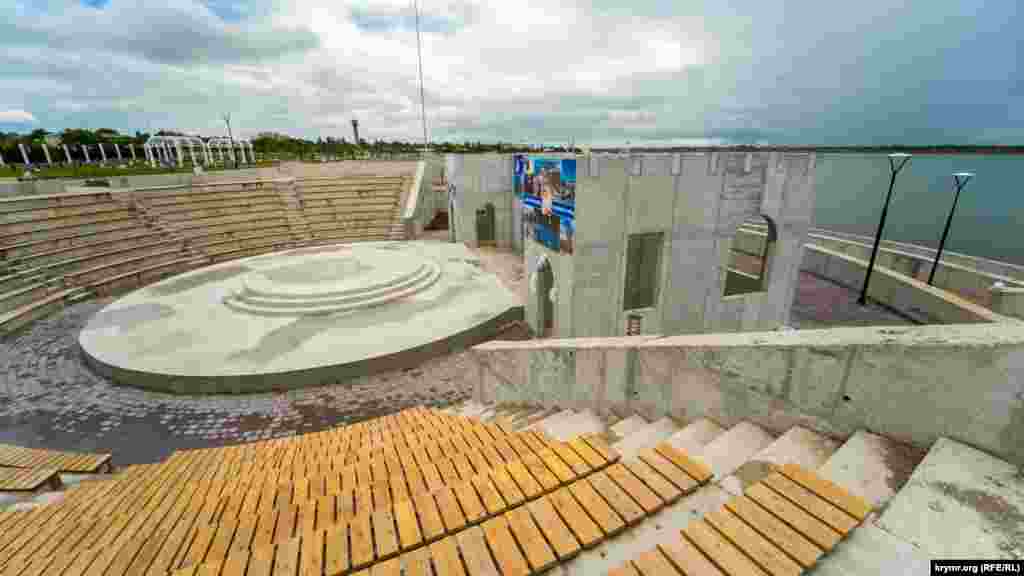 Амфитеатр на 650 мест, похоже, пока закончен «по-черному», то есть, без отделки всех бетонных конструкций