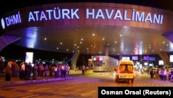 Машина скорой помощи подъезжает к зданию аэропорта вскоре после взрывов, вечер 28 июня 2016