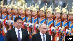 Очільник Росії Володимир Путін (справа) та президент Монголії Ухнагійн Хурелсух під час офіційної церемонії зустрічі в Улан-Баторі. Монголія, 3 вересня 2024 року