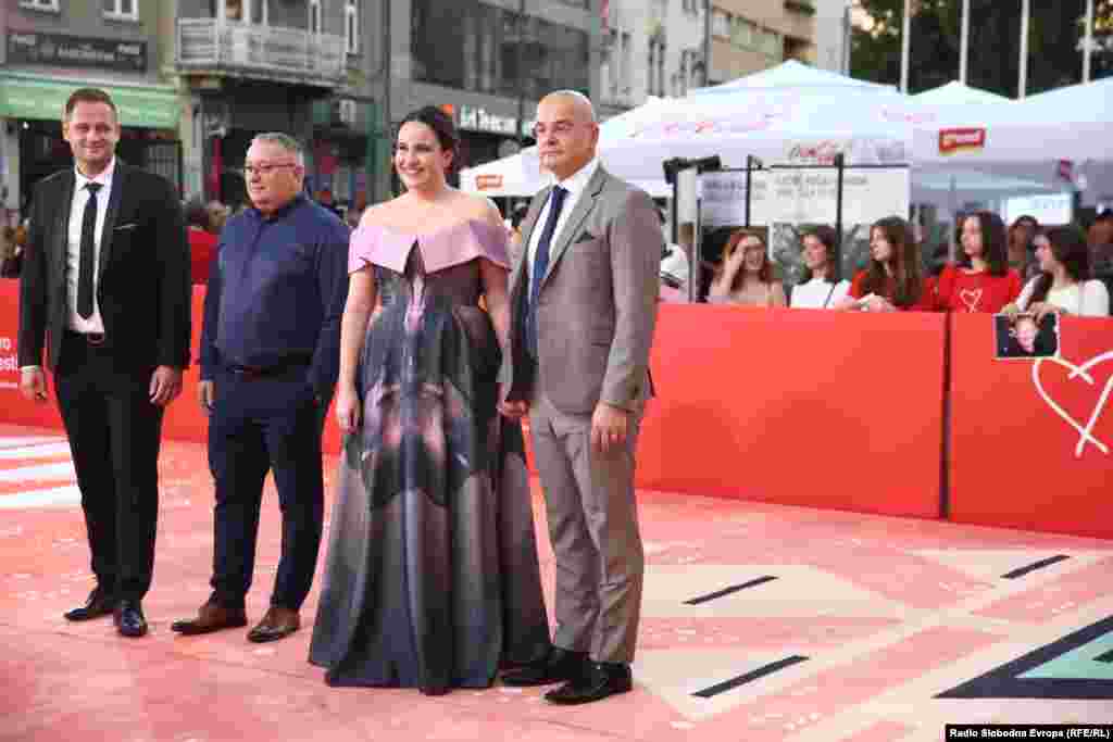 Bivša gradonačelnica Sarajeva Benjamina Karić s pratnjom.