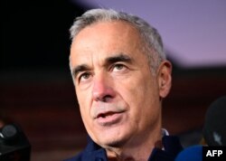 Калін Джорджеску, ультраправий проросійський кандидат у президенти Румунії, спілкується з журналістами 26 листопада 2024 року