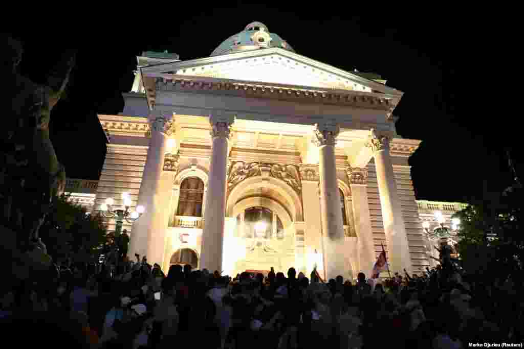 Одна з груп активістів штурмувала будівлю парламенту