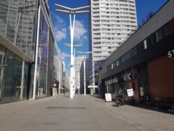 Безлюдний діловий центр Варшави у період пандемії коронавірусу