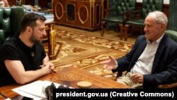 Президент України Володимир Зеленський і співголова Комітету з питань міжнародних відносин Сенату США, республіканець Джеймс Ріш (праворуч). Київ, 26 червня 2022 року