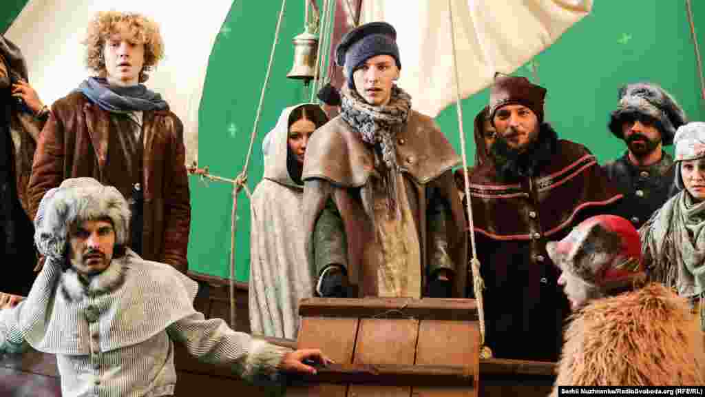 Над стрічкою працюють понад шість сотень фахівців, серед них – більш як 200 акторів та професійні фігуристи