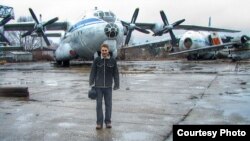 Валентин Выговский на фоне самолета