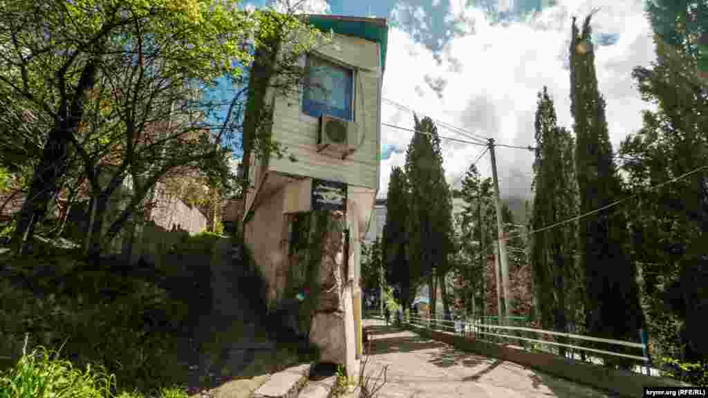 Обшитый сайдингом «скворечник» для курортников на Крутом переулке