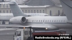 Літак Bombardier Global Express 6000 заходить на посадку в аеропорту «Київ»