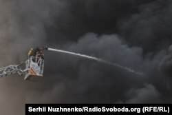 Гасіння пожежі у Києві, що виникла внаслідок російської масованої повітряної атаки. 10 червня 2025 року