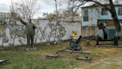 Статуї Леніна на одному з подвір Болграда. Березень 2019 року