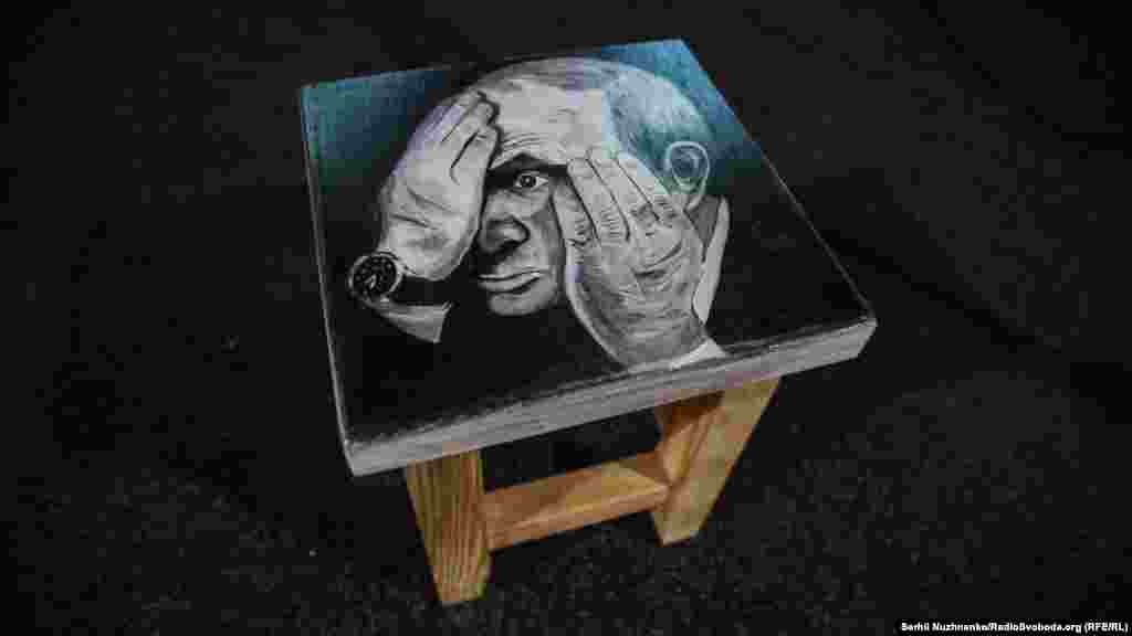 Один из лотов –  сувенирный табурет «А я сяду на Пуйла». Принадлежит он мастерице росписи по дереву Юлии Шкварун