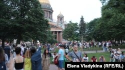 Отдыхающие на Сенатской площади