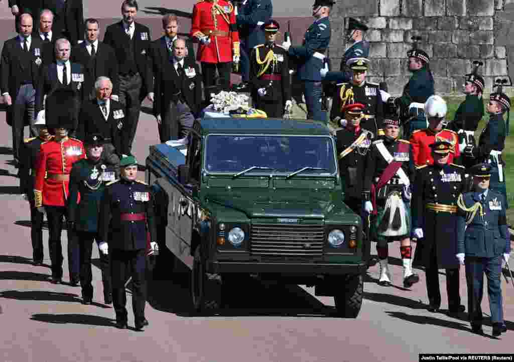 За труною йшли члени королівської родини, зокрема його діти – принци Чарльз, Ендрю, Едвард та принцеса Анна, та онуки – принци Вільям і Гаррі
