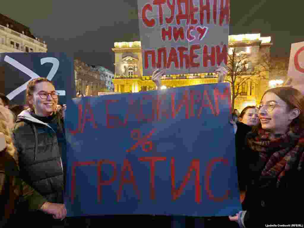 Jedan od studentskih odgovora predsedniku Srbije Aleksandru Vučiću koji ih optužuje da protestima i blokadama pokušavaju da "ruše vlast", i da su za to "plaćeni malo spolja (iz inostranstva), malo iznutra". Vučić, međutim, nije pružio dokaze za svoje tvrdnje. (Ispred Predsedništva Srbije, 11. decembar 2024.)  