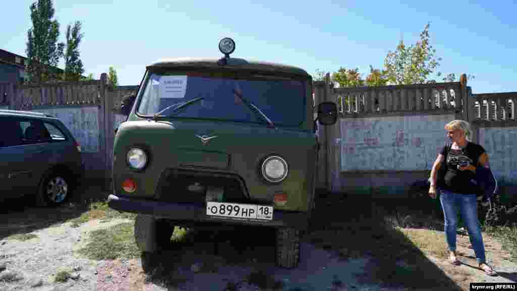 За старый «УАЗу», в просторечье – «буханку», хотят 100 тысяч рублей (около 40 тысяч гривен). Покупателей возле него не видно