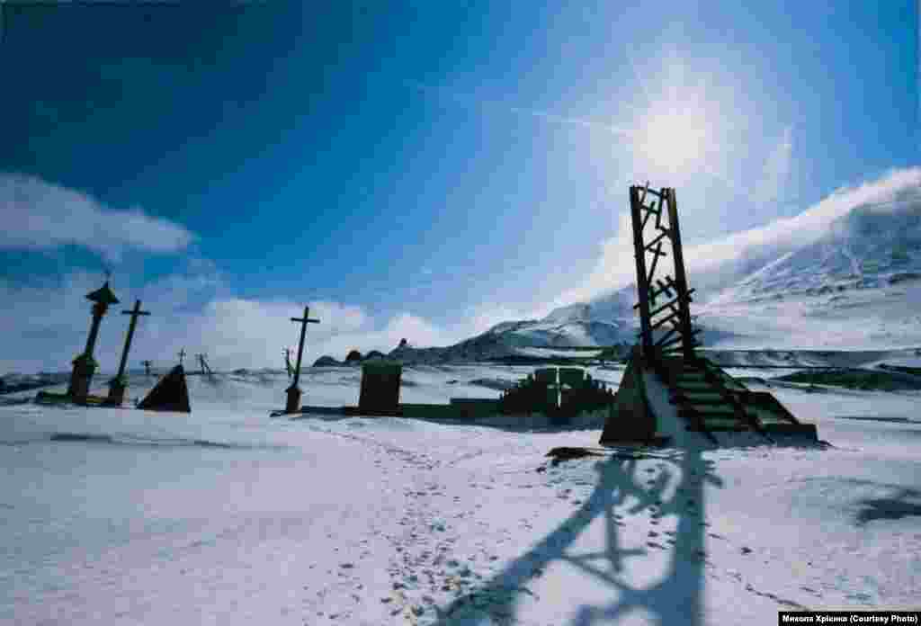 Фрагменти пам’ятника в’язням Норильська під горою Шмідта (фотографії Миколи Хрієнка)