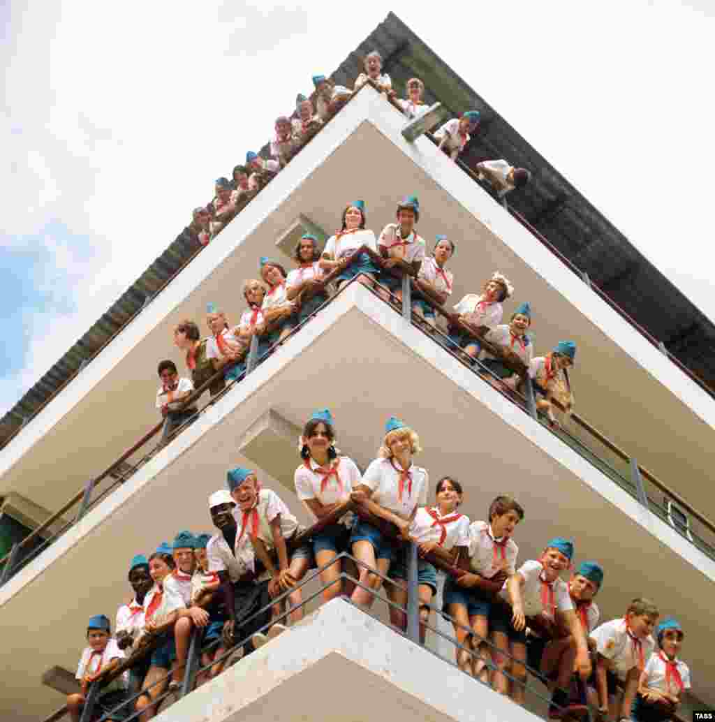 С самого открытия лагерь принимал детей со всего мира. В 1926 году «Артек» посетили дети из Германии, а в 1937 году в лагере разместились юные испанцы, которые бежали от Гражданской войны