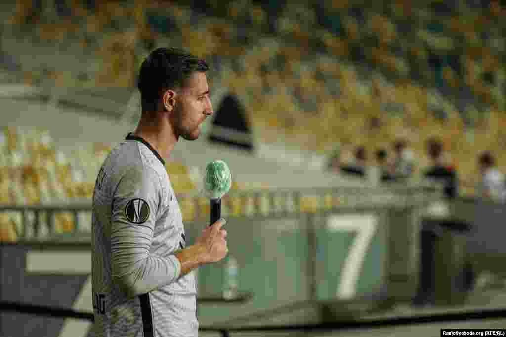 Кінець ігрового часу – ще не кінець ігрового вечора. Тож і пильність треба зберігати. Воротар «Вольсбурга» Кун Кастелс коментує події матчу клубному каналу в такий незвичайний мікрофон