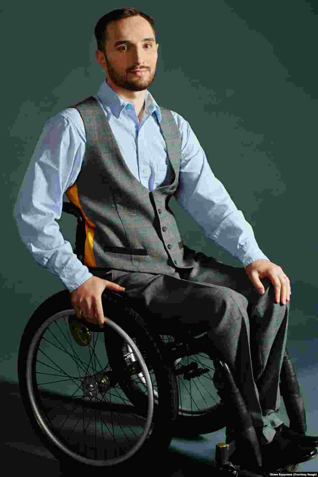 Менеджер по продажам Алексей Маюк: "Я периодически являюсь участником показов мод для людей с ограниченными возможностями. Физические ограничения не влияют на сексуальность человека. Оно как чувство юмора. Либо оно есть, либо – нет".