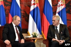 Президент Росії Володимир Путін (ліворуч) та президент Сербії Томислав Николич під час зустрічі у Белграді. Жовтень 2014 року