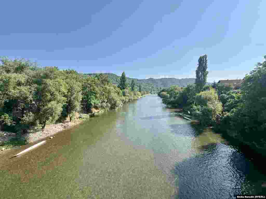 Pogled sa mosta na rijeku Vrbas koja protiče kroz Banjaluku.