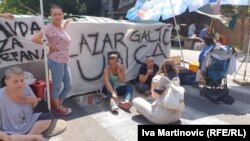 Građani koji protestuju proveli su noć na ulici, nakon vesti da je devetogodišnji dečak preminuo u bolnici od posledica povreda u udesu.