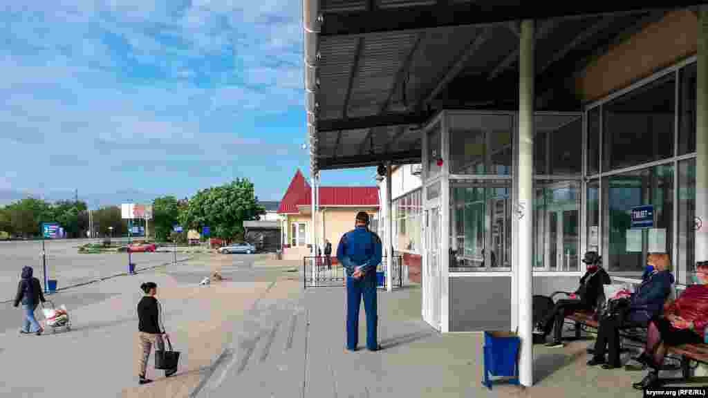 Симферополь. Люди в ожидании утренних пригородных рейсов, а также единственного муждугороднего, до Бахчисарая, на автостанции «Западная». Рейсы прекращаются в 10.00, а вечерние начинаются с 17.00