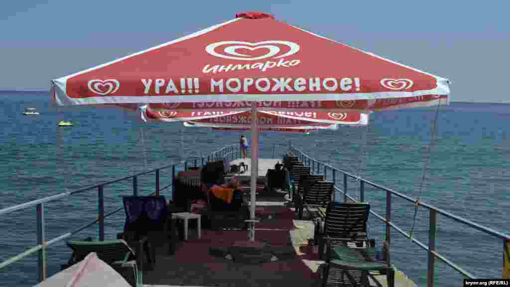 На пирсах тоже установлены зонтики, под которыми можно взять в аренду шезлонги за 300 рублей (110 грн) 