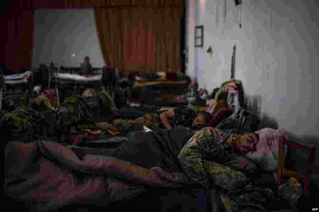 Бійці «Правого сектору» під час відпочинку у казармі неподалік села Покровське, Донецької області, 3 червня 2015 року