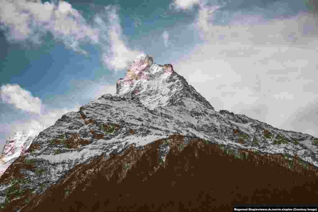 Вершина горы в Южном Дагестане. Шапиев многие кадры делает на iPhone, но в основном фотографирует на Canon 5D Mark II и Sony Alpha A7.  