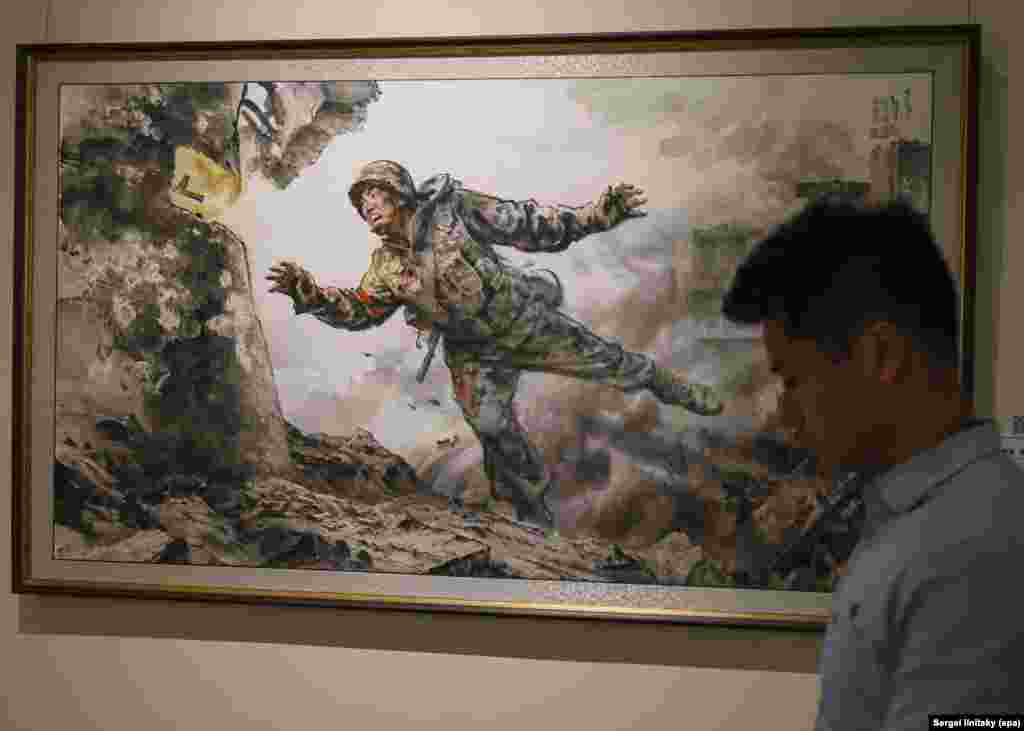 Платно, озаглавено "Давам безценния си живот", на изложба на севернокорейски художествени произведения в Москва, 8 октомври 2025 г.Тази картина е една от няколкото в изложбата, изобразяващи севернокорейски войници, изпратени да се сражават срещу украинските войски във войната на Русия с Киев.