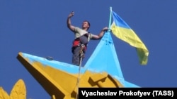 Звезда на высотке в цветах украинского флага