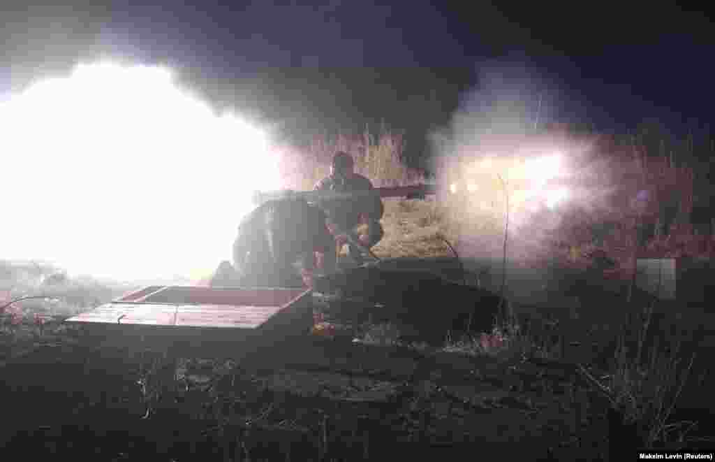 Українські військовослужбовці стріляють з СПГ під час нічного бою поблизу Зайцевого, Донецької області, 10 січня 2018 року БІЛЬШЕ ПРО ЦЕ: Троє українських військових загинули, ще троє поранені за минулу добу на Донбасі – штаб