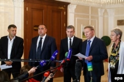 Учасники «першого Мінська» роблять заяву 20 вересня 2014 року. Зліва-направо: ватажки угруповань «ДНР» Олександр Захарченко і «ЛНР» Ігор Плотницький (ставили підпис як приватні особи); представник РФ Михайло Зурабов, представник України Леонід Кучма, посол ОБСЄ Гайді Тальявіні