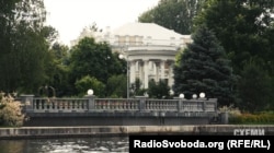 Альтанка та паркан у воді біля берега орендованої Петром Порошенком землі