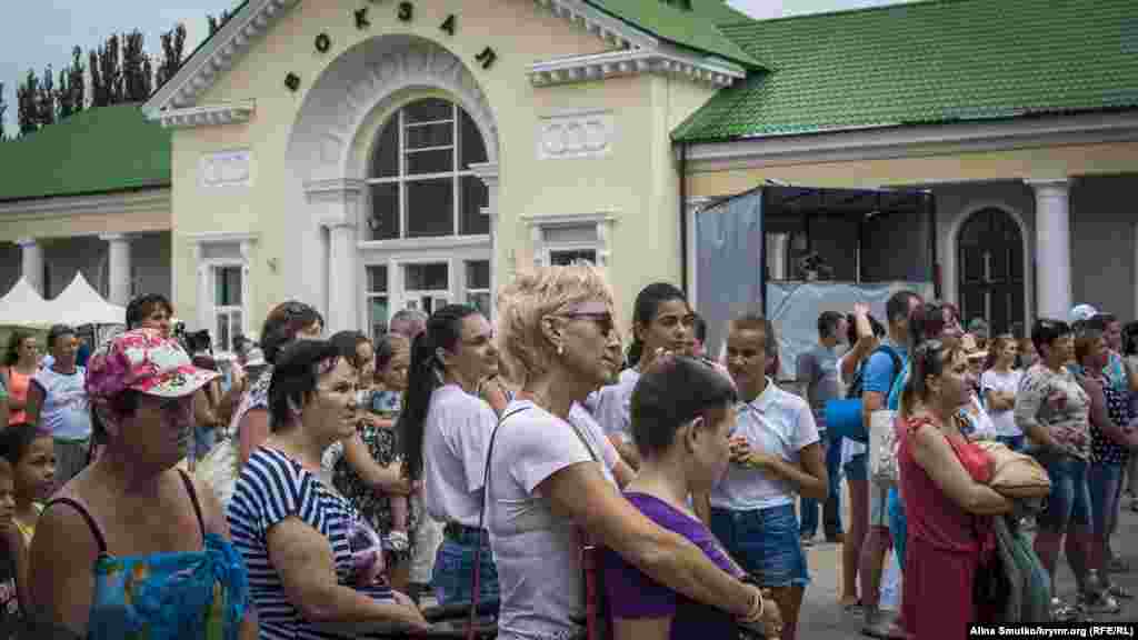 Сцену организовали на Привокзальной площади на берегу моря 