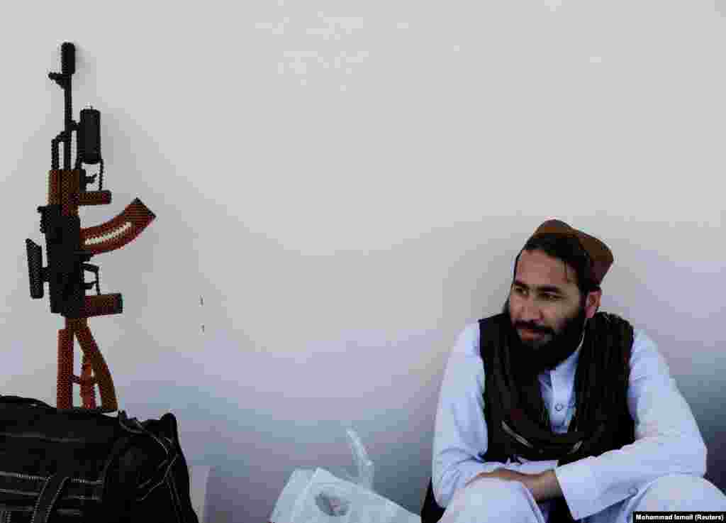 Звільнений член «Талібану» сидить біля в’язниці «Пуль-е-Чархі», 26 травня 2020 року. Чимало колишніх в’язнів після звільнення були перевезені до їхніх домівок