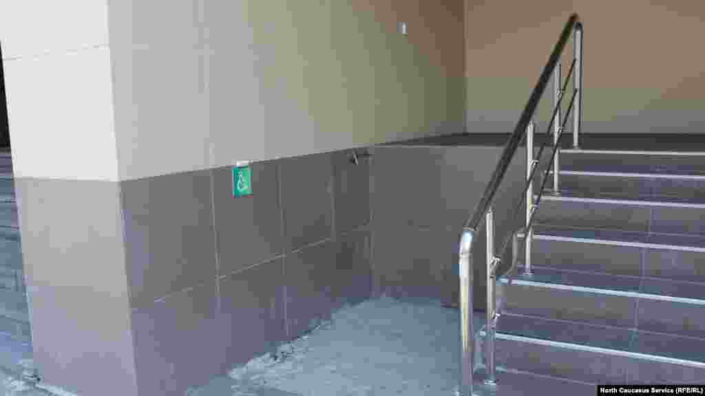 Перед зданием банка есть кнопка для вызова персонала. Но никаких приспособлений для помощи инвалидам нет. Наверное, их заносят внутрь на руках.