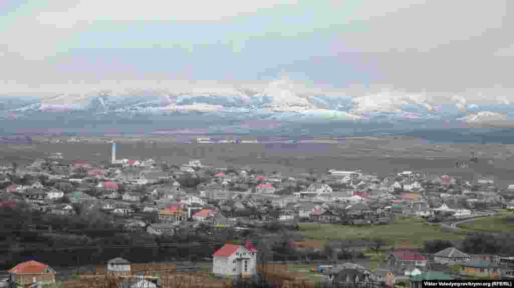 Вид на Добровскую долину, расположенную в нескольких километрах от Симферополя в пределах внешней гряды Крымских гор. Долина славится чистым воздухом, красивыми лесами и качественной дорогой, ведущей на южное побережье полуострова