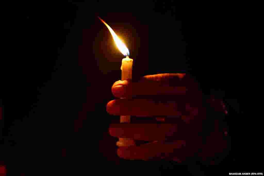 Громадська панахида в пам'ять про жертв авіакатастрофи пасажирського Airbus A320 авіакомпанії Pakistan International Airlines в Карачі, в результаті якої загинули 97 осіб (epa-EFE/Shahzaib Akber) 