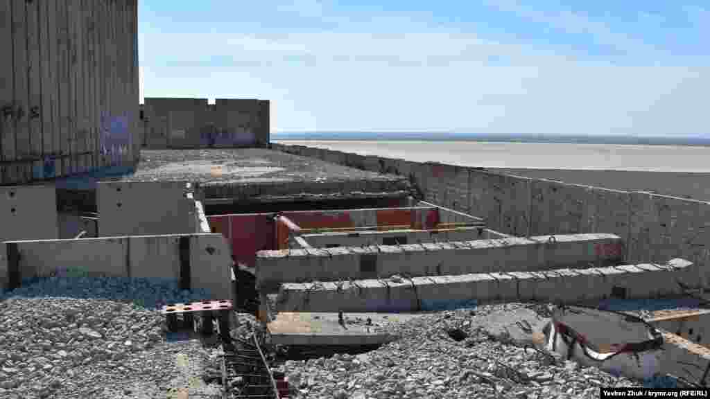 Впрочем, самому зданию энергоблока это пока не грозит – сделать это можно, только разбирая его сверху вниз или методом подрыва. При строительстве АЭС использовался уникальный полярный датский кран «Kroll» K-10000