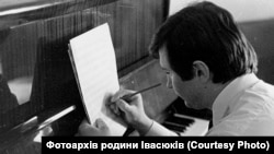 Культовий український композитор Володимир Івасюк за роботою. (Фотоархів родини Івасюків)