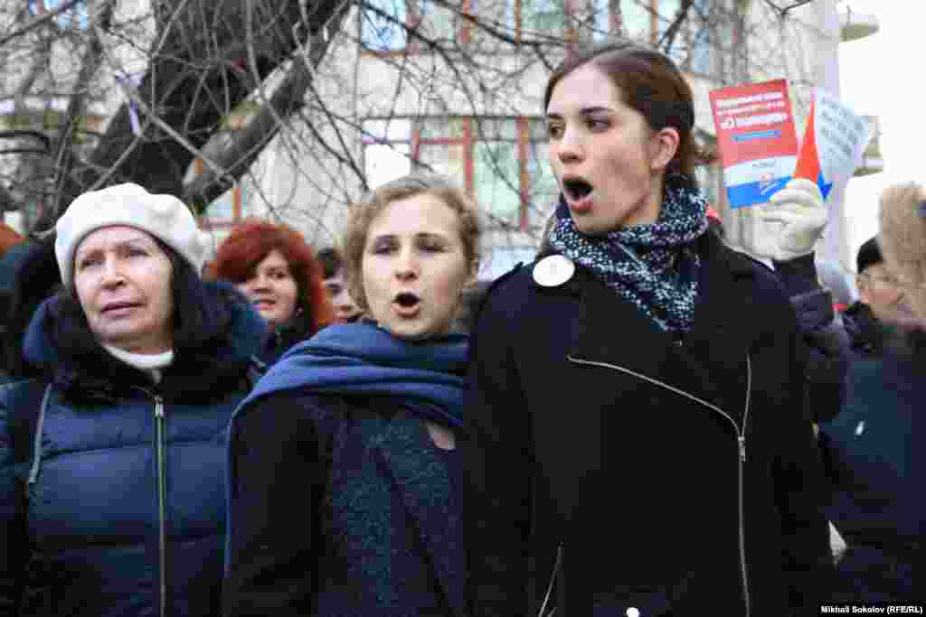 Опять поют...