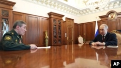 Президент России Владимир Путин и начальник Генштаба ВС РФ Валерий Герасимов во время встречи в Кремле. Москва, 19 апреля 2025 года