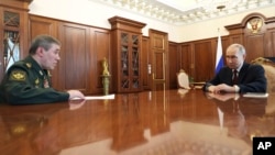 Володимир Путін слухає доповідь начальника Генштабу Росії генерала Валерія Герасимова про удари по Україні. Москва, 19 квітня 2025 року