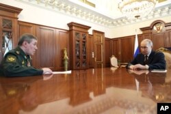 Володимир Путін слухає доповідь начальника Генерального штабу Росії генерала Валерія Герасимова про удари по Україні. Москва. Кремль. Росія, 19 квітня 2025 року