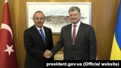 Президент України Петро Порошенко (праворуч) і міністр закордонних справ Туреччини Мевлют Чавушоглу. Стамбул, 9 квітня 2018 року