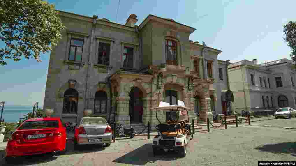 Дом барона Фредерикса. Раньше здесь работал ресторан «Царская кухня» – теперь он закрыт