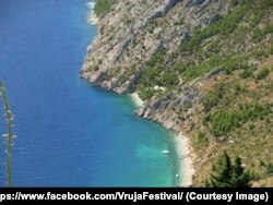 Mještani ne posustaju. Za dva tjedna, 4. srpnja, opet će odmah pored Latkovićevog resorta organizirati VRUJA – Festival bespravne gradnje i devastacije prirode