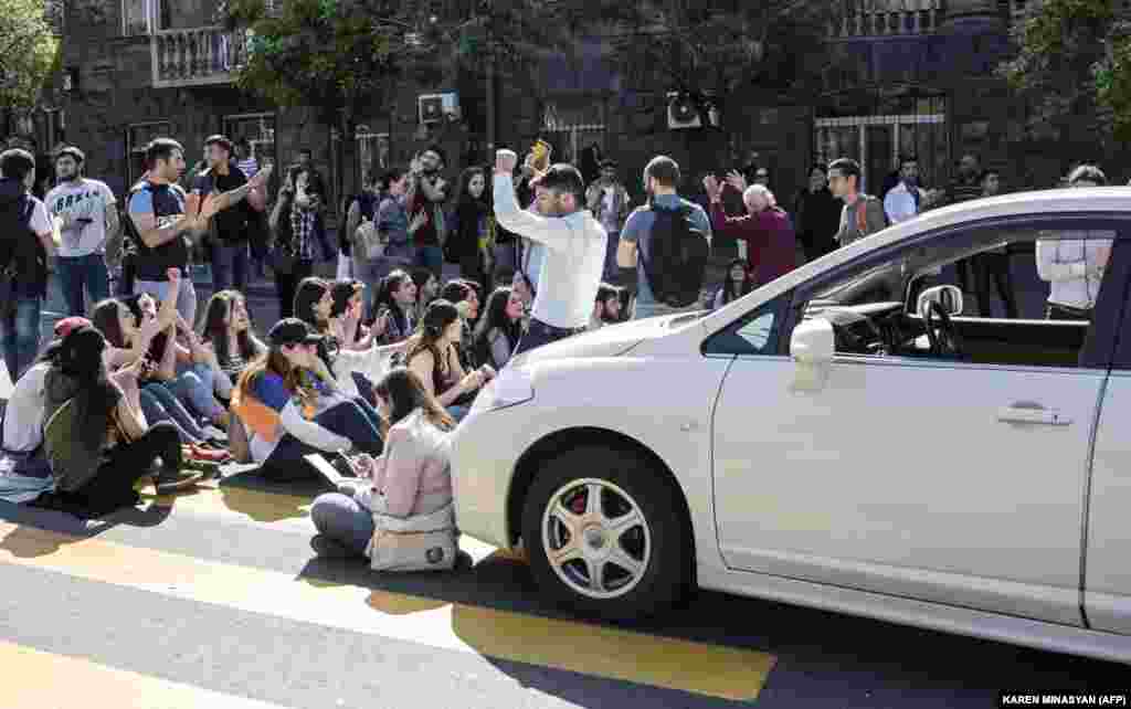 Зранку 2 травня демонстранти перекрили транспортне сполучення між столицею країни Єреваном та міжнародним аеропортом «Звартноц»